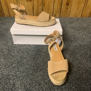 Steve Madden wedges barely worn. Good condition.